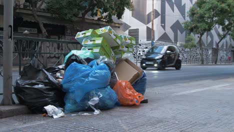 La-Gente-Y-El-Tráfico-Pasan-Por-La-Basura-En-La-Carretera-En-Atenas