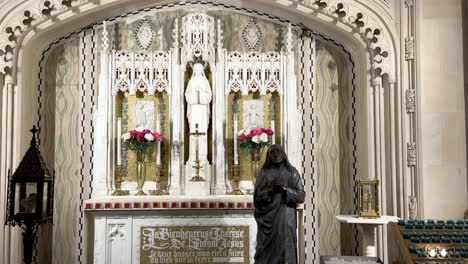 Statue-Von-Mutter-Teresa,-Die-Im-Baptisterium-In-St