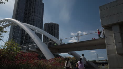 Disparo-Exterior-En-ángulo-Bajo-Que-Muestra-Un-Concurrido-Puente-De-Arco-De-Humber-Bay