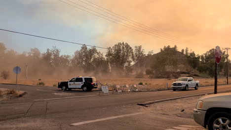 Escena-Dramática-De-Incendios-Forestales-De-California,-Bloqueo-De-Carreteras-De-La-Policía-Y-Evacuación-De-Tráfico,-Hemet,-Tiro-Panorámico