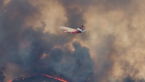 10-tanker-firefighter-aircraft-flyover-Dramatic-landscape-of-Dark-plumes-of-Smoke,-Fairview-Fire