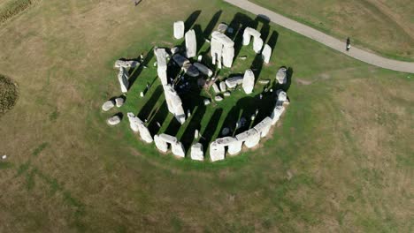 Prähistorischer-Stonehenge-Steinkreis-Auf-Der-Luftaufnahme-Der-Landschaft-Von-Amesbury,-Die-über-Uns-Fliegt