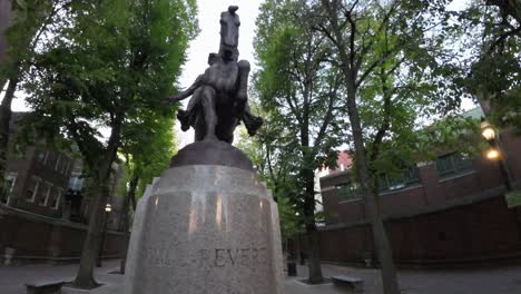 La-Estatua-Ecuestre-De-Paul-Revere-En-El-Centro-Comercial-Paul-Revere-De-Boston,-Cerca-De-La-Antigua-Iglesia-Del-Norte---Vista-De-Paralaje