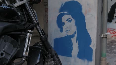 Plantilla-Pintada-Con-Spray-De-Amy-Winehouse