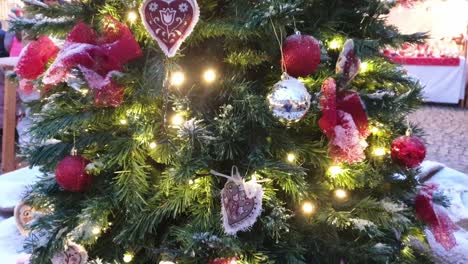 Mercado-De-Navidad-En-La-Plaza-Del-Casco-Antiguo-Con-El-árbol-De-Navidad-De-La-Ciudad-En-La-Noche