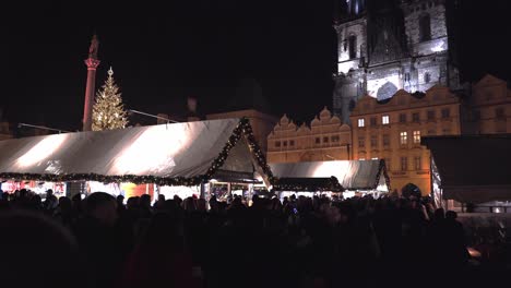 Multitud-De-Personas-En-Los-Mercados-Navideños-Del-Casco-Antiguo-De-Praga-Por-La-Noche