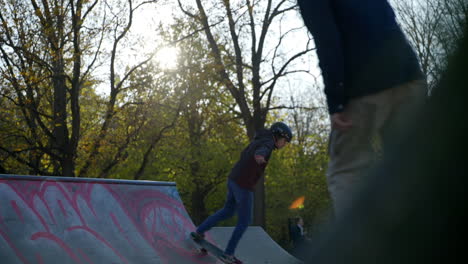 Ganzaufnahme-Eines-Skaterkindes,-Das-Die-Rampe-Im-örtlichen-Skatepark-Herunterfällt,-Zeitlupe