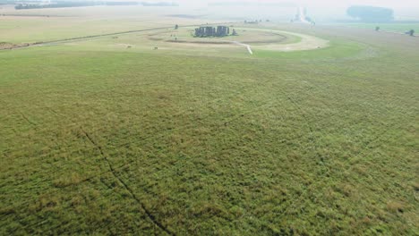 Vista-Aérea-De-La-Llanura-De-Salisbury-Hacia-Stonehenge-Círculo-De-Piedra-único-Que-Sobrevuela-Un-Hito