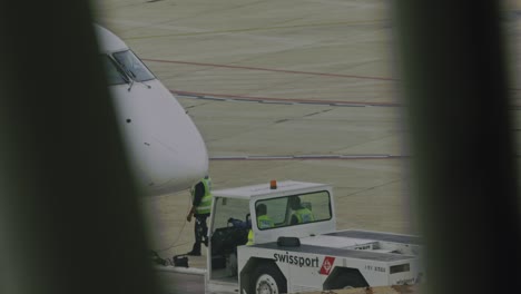 Tractor-De-Remolque-Empuja-Un-Avión-De-Líneas-Aéreas-Azul-Lejos-De-La-Puerta-De-Embarque