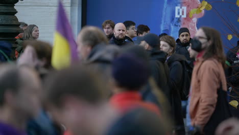 Policía-De-Berlín-Observando-A-La-Multitud-Marchando-En-Protesta-Por-La-Inflación-Económica,-Cámara-Lenta