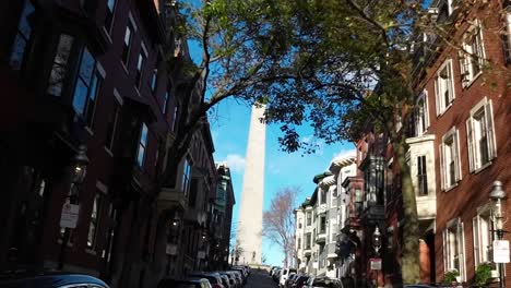 Conduciendo-Por-Monument-Avenue-En-El-Suburbio-De-Charlestown-En-Boston,-Massachusetts,-Hacia-El-Monumento-De-Bunker-Hill