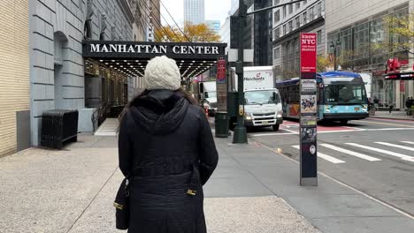 Warm-Gekleidete-Weibliche-Rückansicht,-Die-In-Richtung-Manhattan-Center-Hammerstein-Ballroom-Eingang-In-New-York-City-Geht