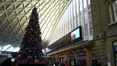 Wonderful-Christmas-Tree-Within-Kings-Cross-Station,-Central-London,-United-Kingdom