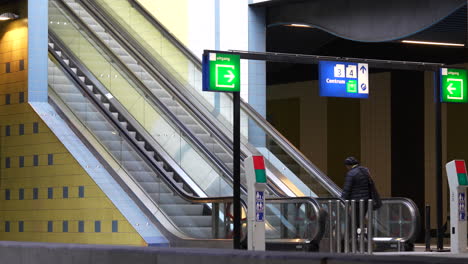 El-Viajero-Viaja-En-Una-Escalera-Mecánica-Que-Sube-A-La-Estación-Ns-Dentro-Del-Blaak-De-Rotterdam-En-Rotterdam,-Países-Bajos