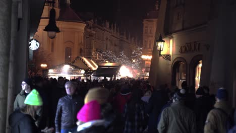 Multitud-Que-Se-Dirige-Al-Mercado-Navideño-En-Las-Calles-Decoradas-De-Praga-Por-La-Noche