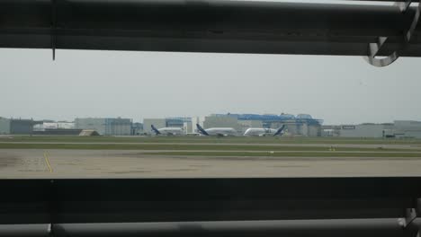 Vista-De-La-Fábrica-De-Airbus-Y-Un-Avión-De-Carga-Beluga-En-Movimiento