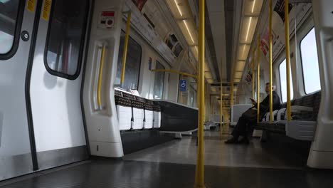 30-De-Noviembre-De-2022---Vista-Interior-En-ángulo-Bajo-De-La-Estación-De-Salida-Del-Vagón-De-Tren-De-La-Línea-Metropolitana