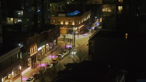 Lapso-De-Tiempo-Del-Tráfico-De-La-Ciudad-Por-La-Noche-Con-Gente-Caminando-Por-Las-Aceras-Y-Por-Las-Calles