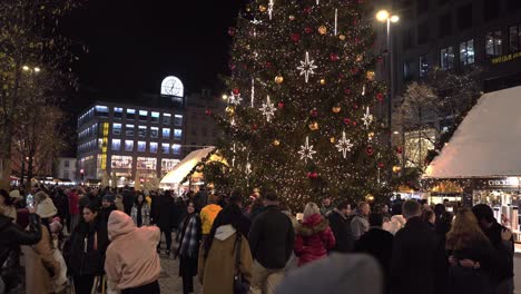 Mercados-Navideños-Abarrotados-Con-árboles-Decorados-En-La-Ciudad-De-Praga-Por-La-Noche