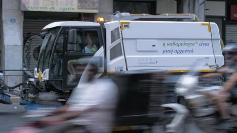 Vehículo-Barrendero-Pm10-Circulando-Por-El-Centro-De-Atenas