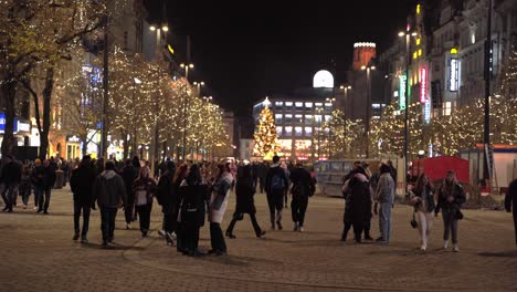 Straßenbahn,-Die-Nachts-Am-Weihnachtlich-Geschmückten-Wenzelsplatz-Vorbeifährt,-Prag