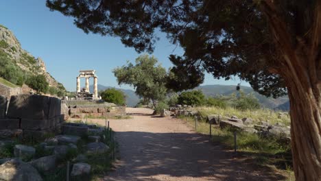 Tholos-De-Delfos-Se-Encuentra-Entre-Las-Antiguas-Estructuras-Del-Santuario-De-Atena-Pronaia-En-Delfos