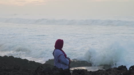 Marokkanerin-Beobachtet-Die-Wellen-In-Casablanca-Marokko