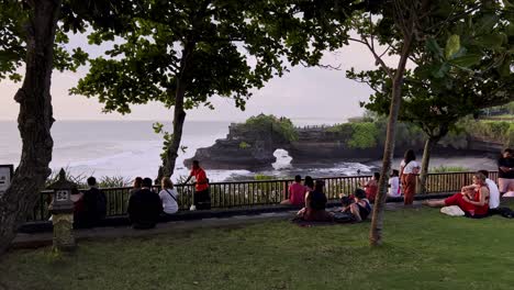 Lugareños-Y-Turistas-En-La-Vista-Del-Atardecer-En-Tanah-Lot-Con-Paisajes-Del-Templo-Batu-Bolong-En-Bali,-Indonesia