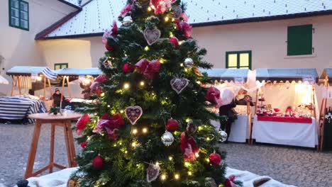 Mercado-De-Navidad-En-La-Plaza-Del-Casco-Antiguo-Con-El-árbol-De-Navidad-De-La-Ciudad