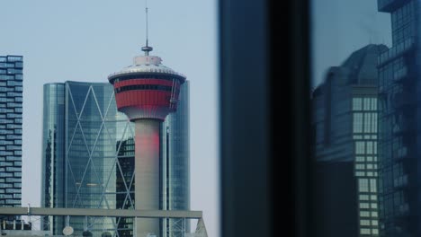 Cerca-De-La-Torre-De-Calgary-Con-Los-Edificios-Altos-De-La-Ciudad