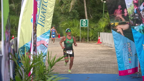 Cámara-Lenta-De-Una-Atleta-De-Triatlón-Femenina-Feliz-Que-Termina-La-Competencia-Sonriendo-Y-Luciendo-Exhausta