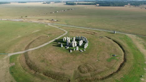 Vista-Aérea-A-Través-Del-Antiguo-Círculo-Trilithon-De-Piedra-De-Stonehenge-Y-Movimientos-De-Tierra-En-La-Llanura-De-Salisbury