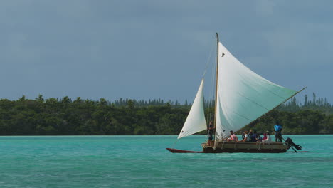 Touristen,-Die-Ein-Segelabenteuer-Auf-Einem-Auslegerkanu-In-Upi-Bay-Auf-Der-Insel-Der-Kiefern,-Neukaledonien,-Erleben