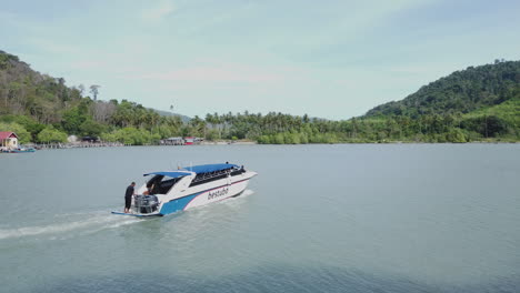 Tiro-De-Dron-De-Barco-De-Turismo-A-Toda-Velocidad-En-Las-Aguas-De-Una-Isla-Tropical,-Langkawi