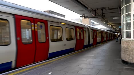 30.-November-2022---Northbound-Met-Line-Train-Abfahrtsgleis-An-Der-Harrow-On-The-Hill-Station-In-London