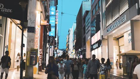 La-Calle-Ermou-Está-Llena-De-Gente-Comprando-En-Una-Noche-De-Verano