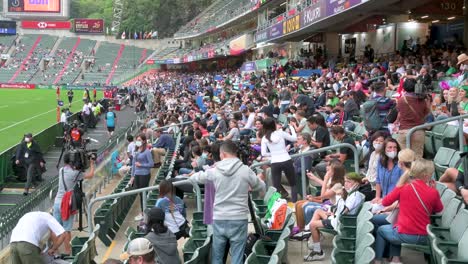 Espectadores-Sentados-En-El-Estadio-Mientras-Asisten-Al-Torneo-De-Rugby-7-De-Hong-Kong,-Uno-De-Los-Eventos-Deportivos-De-Más-Alto-Perfil-De-La-Ciudad,-Luego-De-Ser-Cancelado-Debido-A-Las-Restricciones-Gubernamentales-De-Covid-19