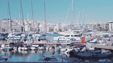 Puerto-Deportivo-De-Zea-Lleno-De-Barcos-Amarrados-En-El-Pireo