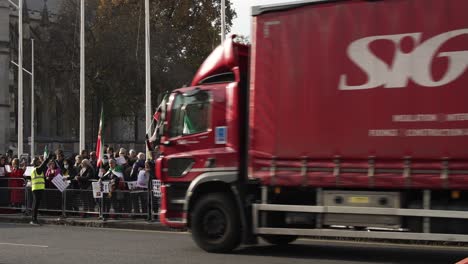 30-De-Noviembre-De-2022---Autobús-Rojo-De-Londres-Y-Tráfico-Que-Pasa-Por-La-Protesta-De-Irán-Frente-A-Las-Casas-Del-Parlamento-En-La-Plaza-Del-Parlamento