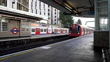 30-De-Noviembre-De-2022---Tren-De-La-Línea-Met-En-Dirección-Sur-Acercándose-A-La-Plataforma-En-Harrow-On-The-Hill-Station-En-Londres