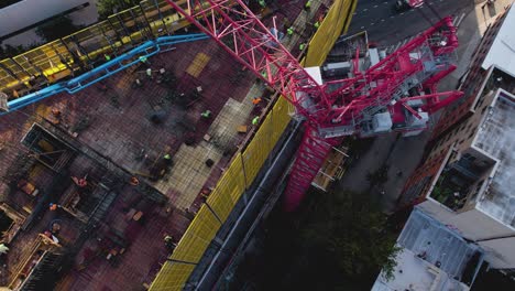 Luftaufnahme-Vor-Einem-Kran-Auf-Einer-Dachbaustelle-In-New-York,-USA