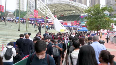 Chinesische-Besucher-Stehen-Schlange,-Um-Das-Stadion-Zu-Betreten,-In-Dem-Das-Hong-Kong-Seven-Rugby-Turnier-Stattfindet,-Eines-Der-Bekanntesten-Sportveranstaltungen-Der-Stadt,-Nachdem-Es-Aufgrund-Von-Covid-19-beschränkungen-Abgesagt-Wurde