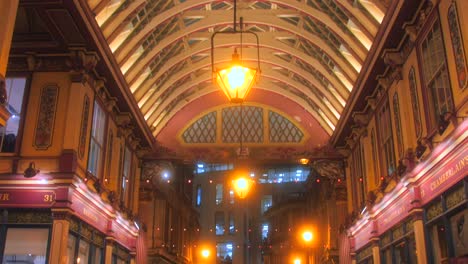 Dentro-Del-Mercado-Leadenhall-Con-Lámparas-De-Techo-Antiguas-En-Londres,-Inglaterra