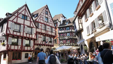 Turistas-Que-Visitan-El-Pintoresco-Centro-Histórico-De-La-Ciudad-De-Colmar