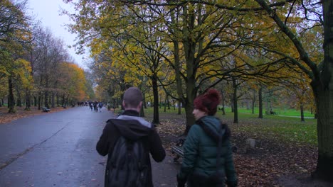 Gente-Caminando-Por-Una-Calle-Arbolada-Con-Follaje-Otoñal-En-Regents&#39;-Park,-Camden,-Londres,-Reino-Unido