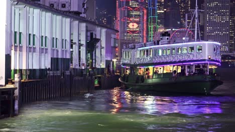 Star-Ferry-Mit-LED-Licht-An-Bord-Parkplatz-In-Tsim-Sha-Tsui-Pier,-Hongkong,-China