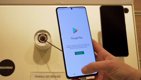 Person,-Die-Das-Neue-Samsung-Galaxy-521-Ultra-5g-Telefon-Neu-Im-Laden-Hält