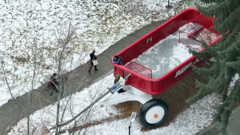 Nahaufnahme-Von-Menschen,-Die-Im-Winter-Auf-Dem-Großen-Roten-Wagen-In-Spokane,-Washingtons-Riverfront-Park,-Spielen