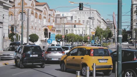 El-Tráfico-Congestionado-En-El-Pireo-Se-Mueve-Por-Las-Calles-El-Día-De-Verano