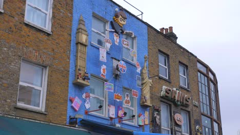 Harry-Potter,-Big-Ben-Und-Freiheitsstatue-Symbole-An-Der-Außenfassade-Eines-Geschäftsgebäudes-In-Camden-Town-In-London,-England